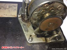 ビクター VV-50 ポータブル蓄音機 修理 岡山県 H様 【修理前のスプリングモーター】